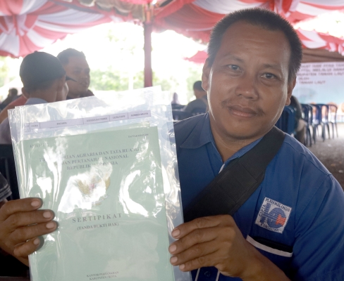 Warga Desa Sumber Mulya Luapkan Kegembiraan Usai Terima Sertifikat PTSL