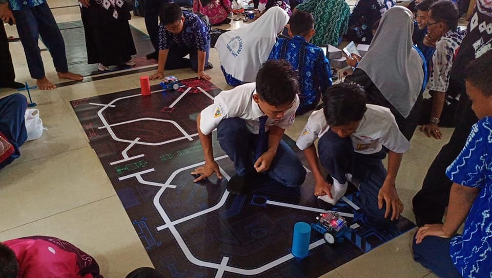SISWA SMP TANAH LAUT PERDANA LOMBA MEMBUAT ROBOT