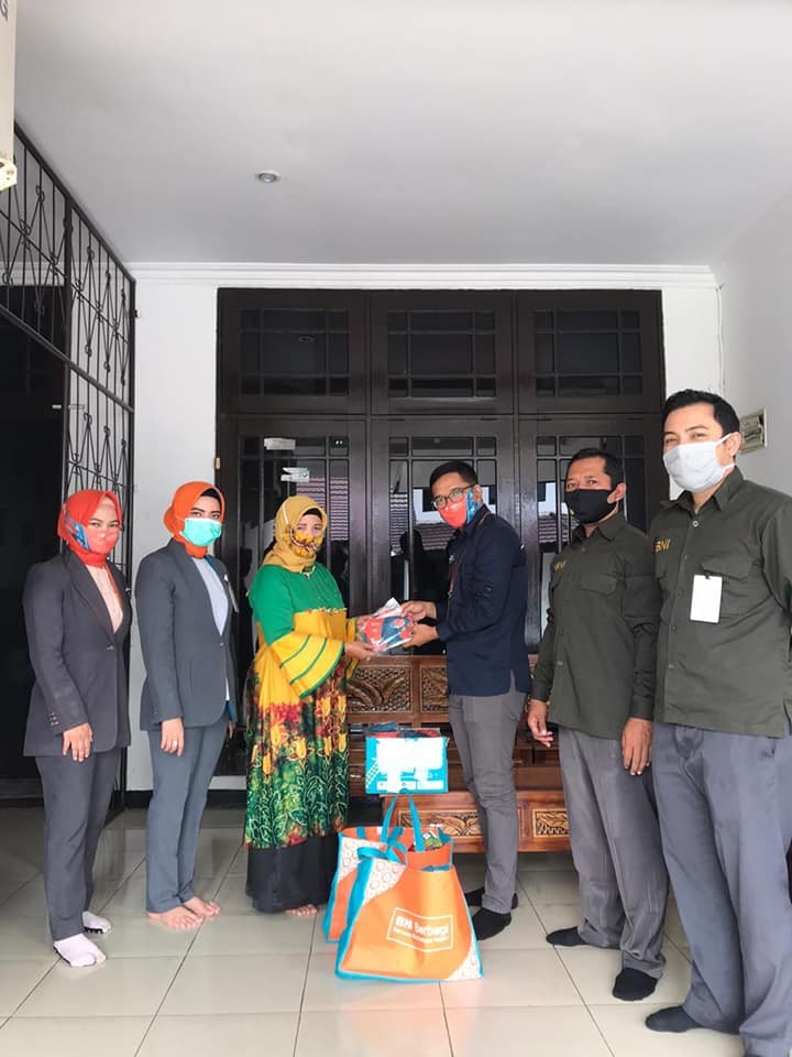 BNI KCP PELAIHARI SERAHKAN BANTUAN SEMBAKO DAN MASKER