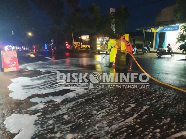 DAMKAR DAN BPBD TALA SEMPROT JALAN LICIN