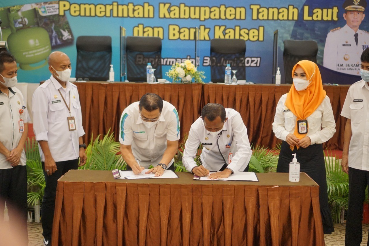 PERTAMA DI INDONESIA, TANAH LAUT TERBITKAN KARTU KENDALI PENDISRTIBUSIAN LPG 3 KG BERBASIS DIGITAL