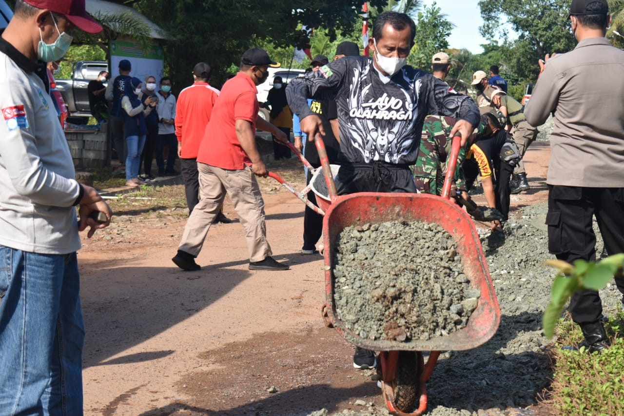 KERJA BAKTI DI MANUNGGAL TUNTUNG PANDANG PERSIAPKAN JALAN ALTERNATIF RUMAH SAKIT