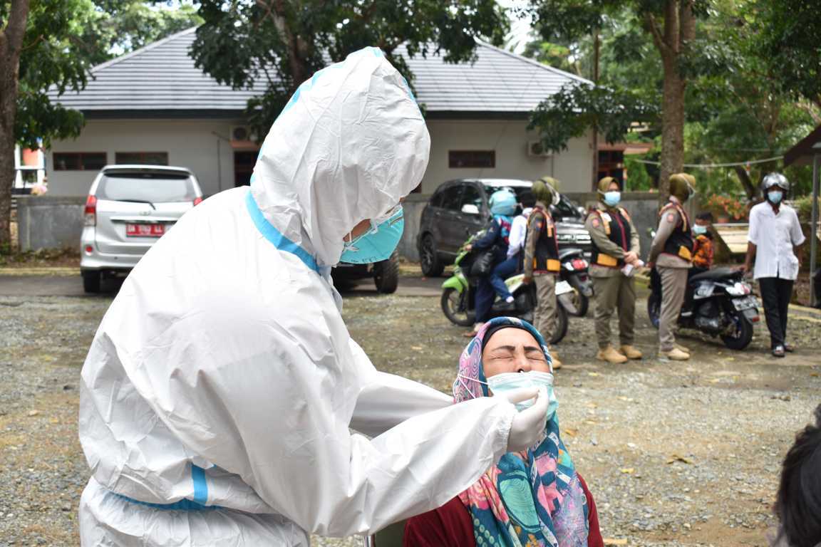 CEGAT PENGGUNA JALAN TIDAK BERMASKER UNTUK TEKAN PENYEBARAN COVID-19 DI TANAH LAUT