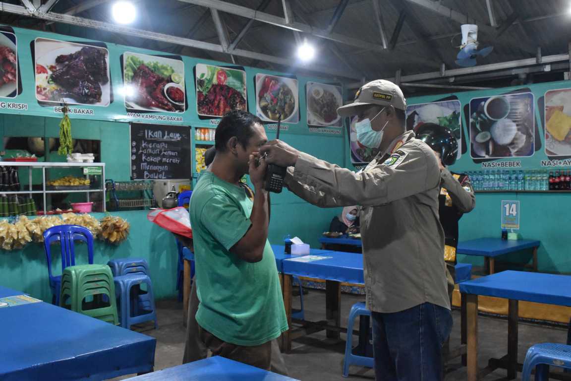PEMKAB TALA TERUS KAWAL PROKES DI WARUNG-WARUNG
