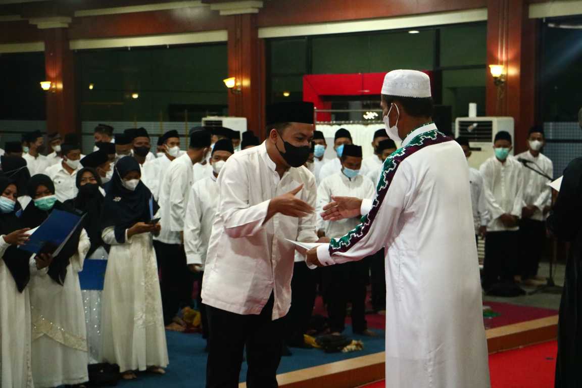 Harapkan Keberkahan Ramadhan, Bupati Serahkan 276 SK PPPK Usai Tarawih Bersama