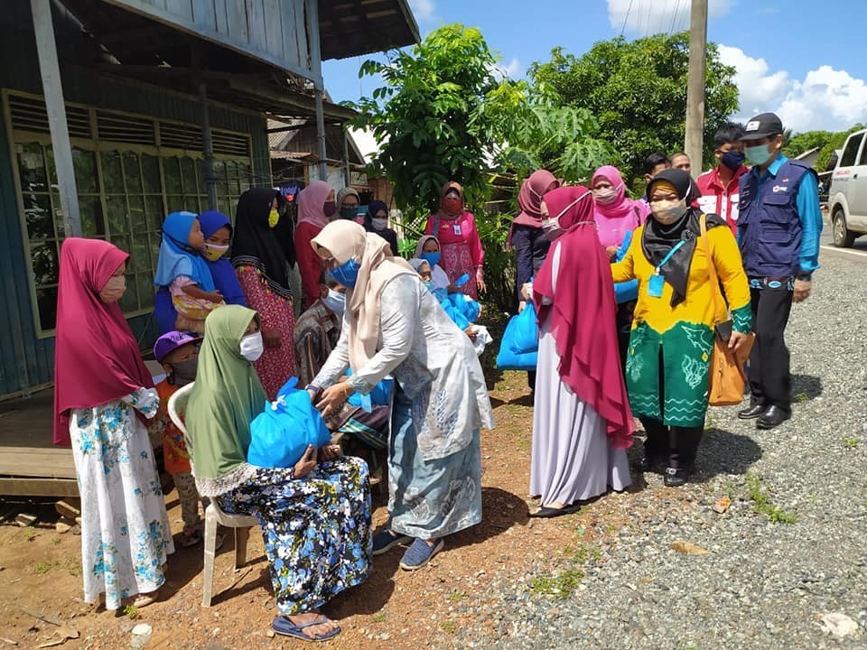 Warga Desa Bawah Layung Sambut Bantuan Sembako dengan Suka Cita