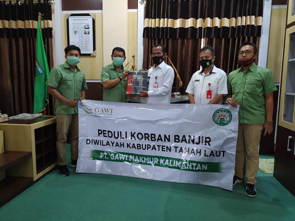 PT. GMK SERAHKAN BANTUAN 125 PACK KANTONG SAMPAH