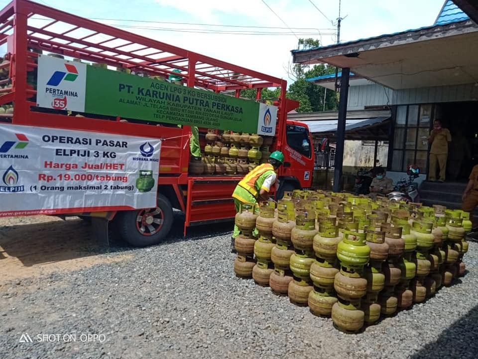 WARGA DESA KELURAHAN KARANG TARUNA MENDAPAT JATAH GAS UNTUK ATASI KELANGKAAN