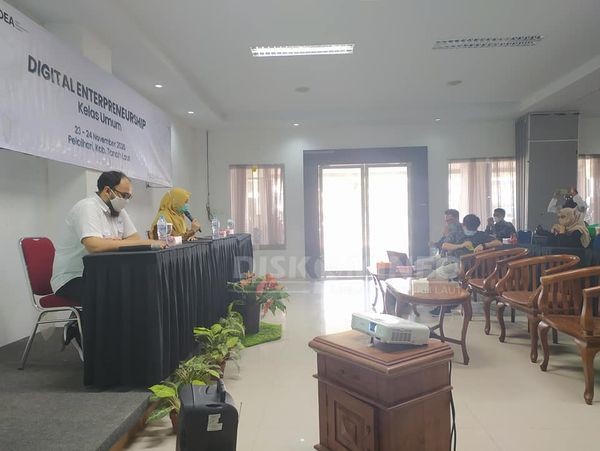 PELAKU USAHA UMKM TANAH LAUT MENDAPATKAN PELATIHAN PENJUALAN ERA DIGITAL