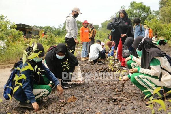 DPRKPLH BERSAMA KOMUNITAS PECINTA ALAM TANAM RATUSAN BIBIT POHON DI KAWASAN BEKANTAN DESA PANJARATAN