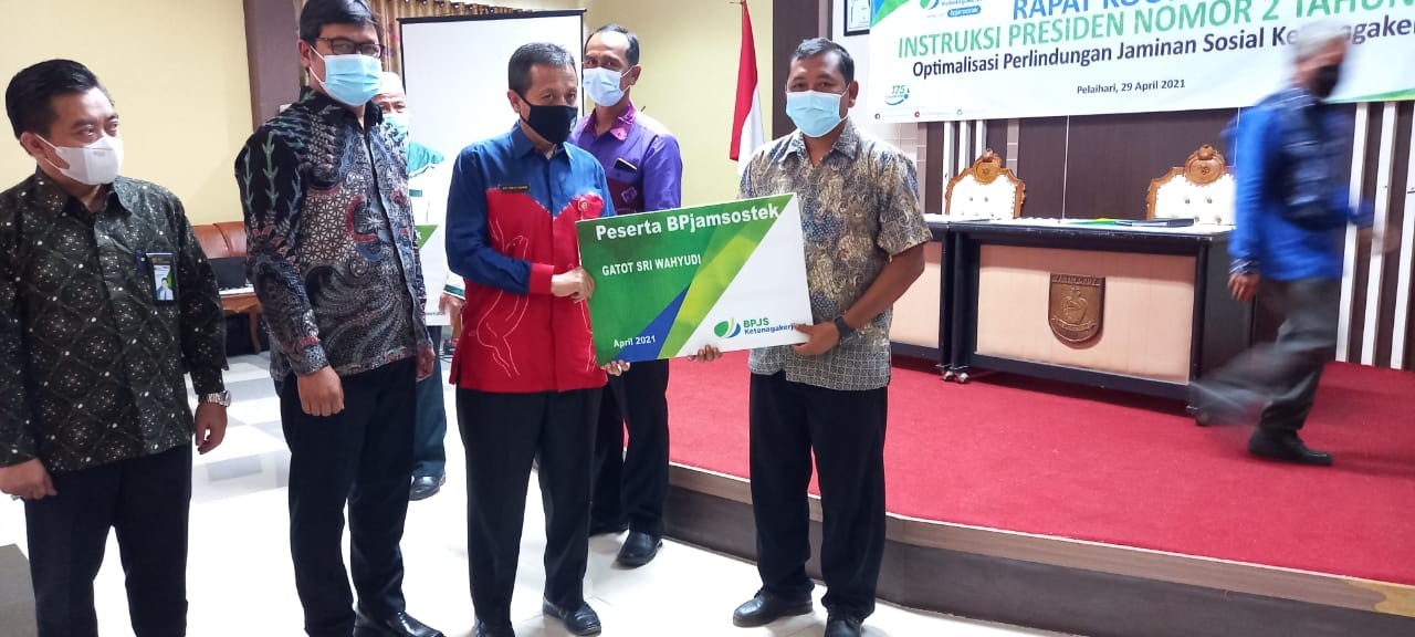 PEMKAB TALA LINDUNGI PEKERJA MELALUI BPJS KETENAGAKERJAAN