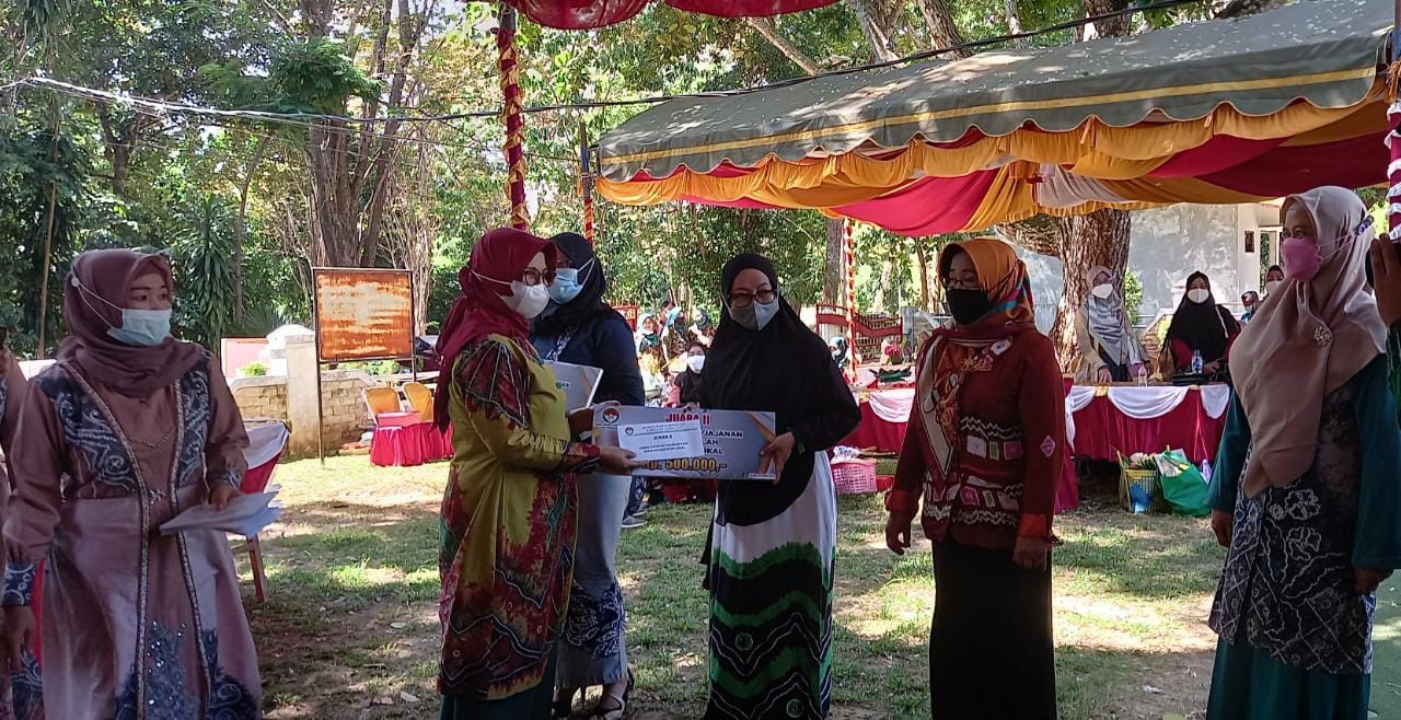 LOMBA KUDAPAN DAN PEMBUATAN BUKET RAMAIKAN AJANG SILATURAHMI DHARMA WANITA KABUPATEN TANAH LAUT