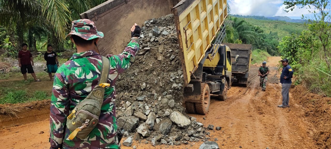 OPTIMIS SELESAI TEPAT WAKTU, SATGAS KEJAR PEMBUKAAN DAN PENGERASAN JALAN TMMD Ke-111