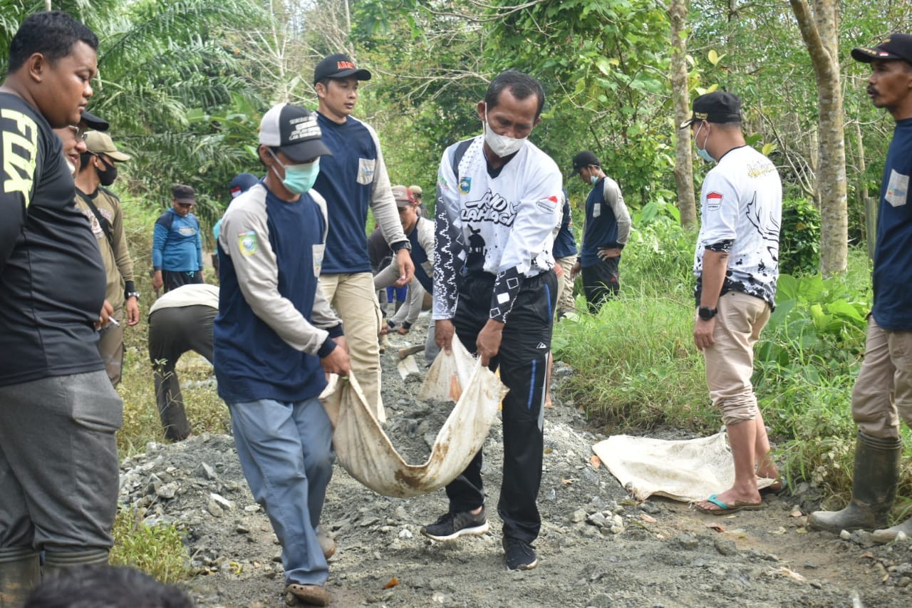PERBAIKAN JALAN AKSES PETANI DI DESA TANJUNG 