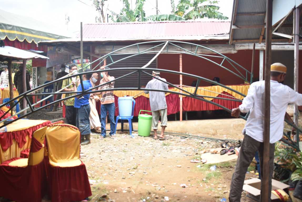 TERIMA PEMBONGKARAN TENDA RESEPSI DENGAN IKHLAS, DEMI TANAH LAUT BEBAS COVID-19