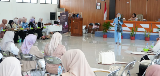 Buka Workshop Personal Grooming, Ketua DWP Tanah Laut: Penampilan Menarik Bangun Image Positif Istri ASN