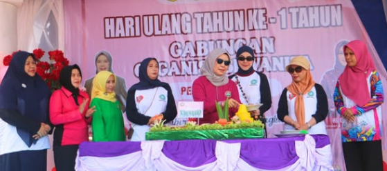 HUT Ke-1 GOW Tala, Hj. Wiwi Ajak Perempuan Aktif Berkarya dan Resmikan Palang Kebersihan