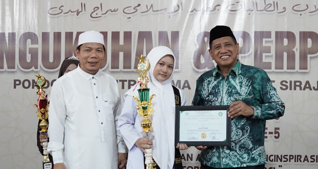 Bukan Perpisahan, Tapi Awal Baru : Wakil Bupati Tanah Laut Lepas Santriwan-Santrwati Sirajul Huda