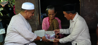 Wabup HM Zazuli Serahkan Sapi Kurban dan Antar Langsung Daging Kurban kepada Lansia di Desa Sungai Bakar
