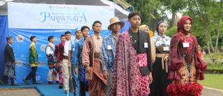 Semifinalis Putra-Putri Pariwisata Tanah Laut Tampilkan Pesona Sasirangan Khas Daerah