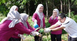 Tanam Pohon, Jaga Bumi : DPRKPLH dan GOW Tala Berkolaborasi Peringati Hari Lingkungan Hidup Sedunia
