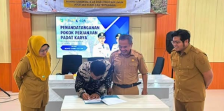 40 Ketua RT se Bumi Makmur Tanda Tangani PKS Swakelola Padat Karya Tipe IV